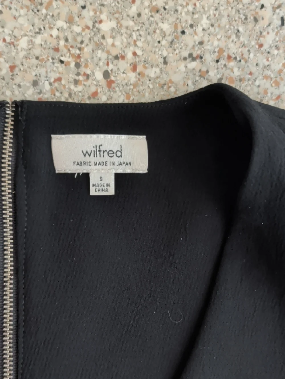 Wilfred Black V-Neck Structured Cropped Top - Picture 2 of 4